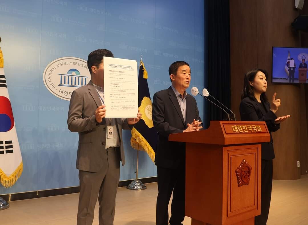 더불어민주당 강득구 국회의원이 국회 소통관에서 기자회견을 갖고 있다/ 사진= 강득구 의원실