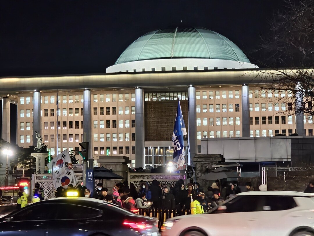 7일 윤석열 대통령 탄핵 투표를 앞둔 오후 8시30분경 국회 모습