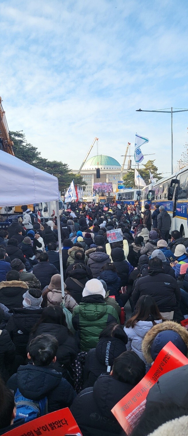 국민은행 국회의사당역 부근, 국회의사당 방향 양진영 시위대 모습