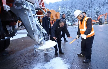 김동연 지사, 2일 아침 7시 반 수원 제설전진기지 찾아 제설 현황 살펴