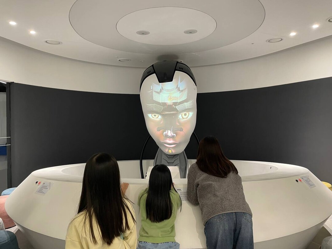 AI 로봇과 대화를 나누는 시민들
